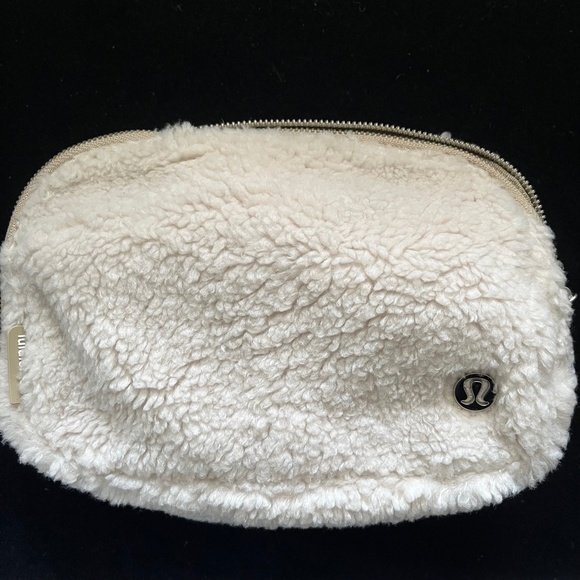 Lululemon Everywhere Fleece Belt Bag. Ivory/Cream. NWT - Picture 3 of 8